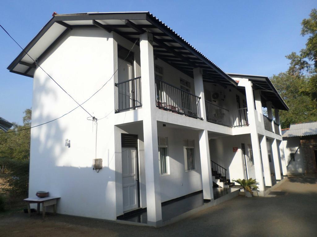 Romana Rest Kataragama Bagian luar foto